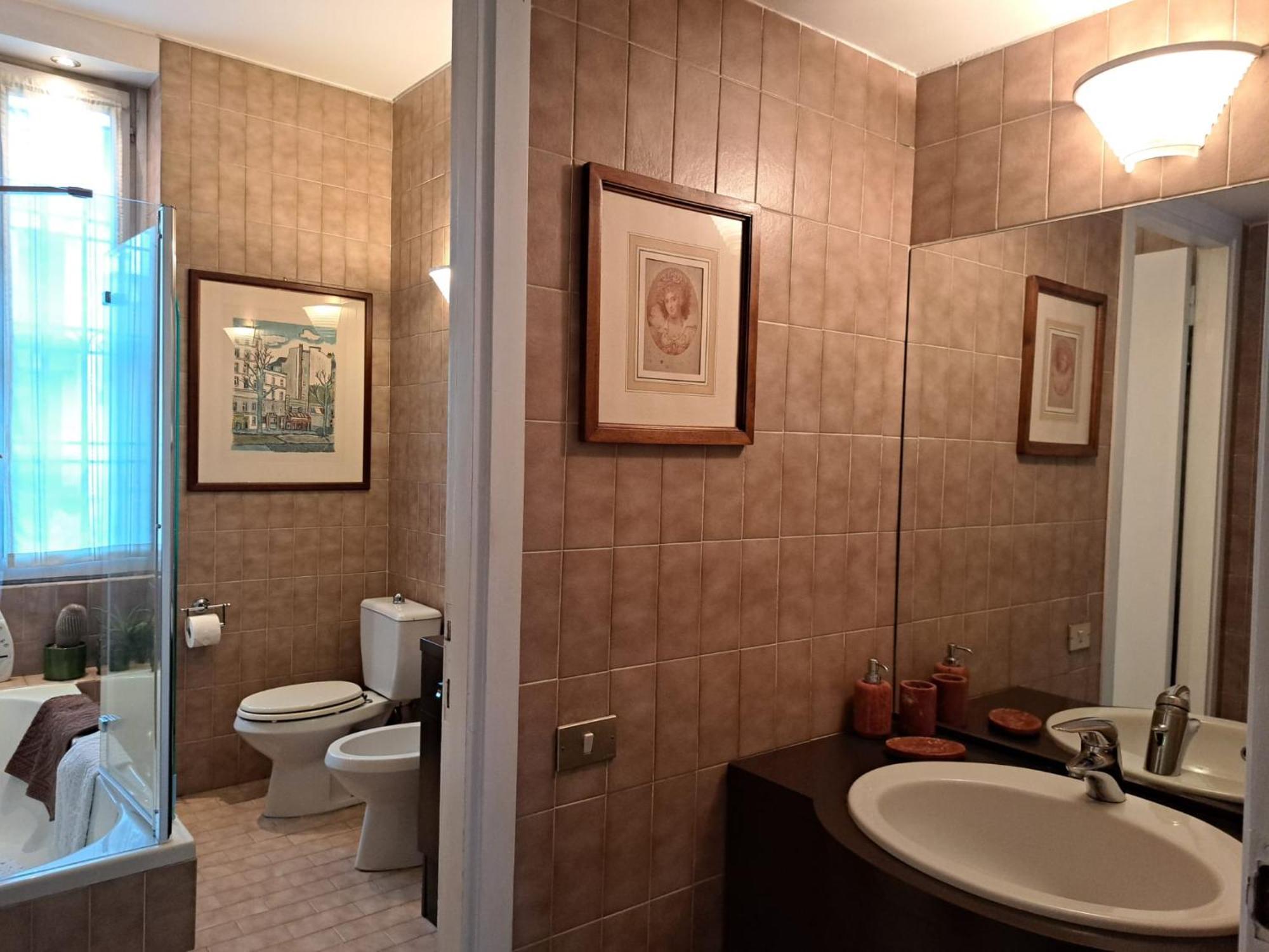 Bed & Breakfast Casa Mari - Free Secure Parking, Breakfast, Private Bathroom, Wifi, Garden, Aircon, 3 Min Walk To Metro And Train Station *