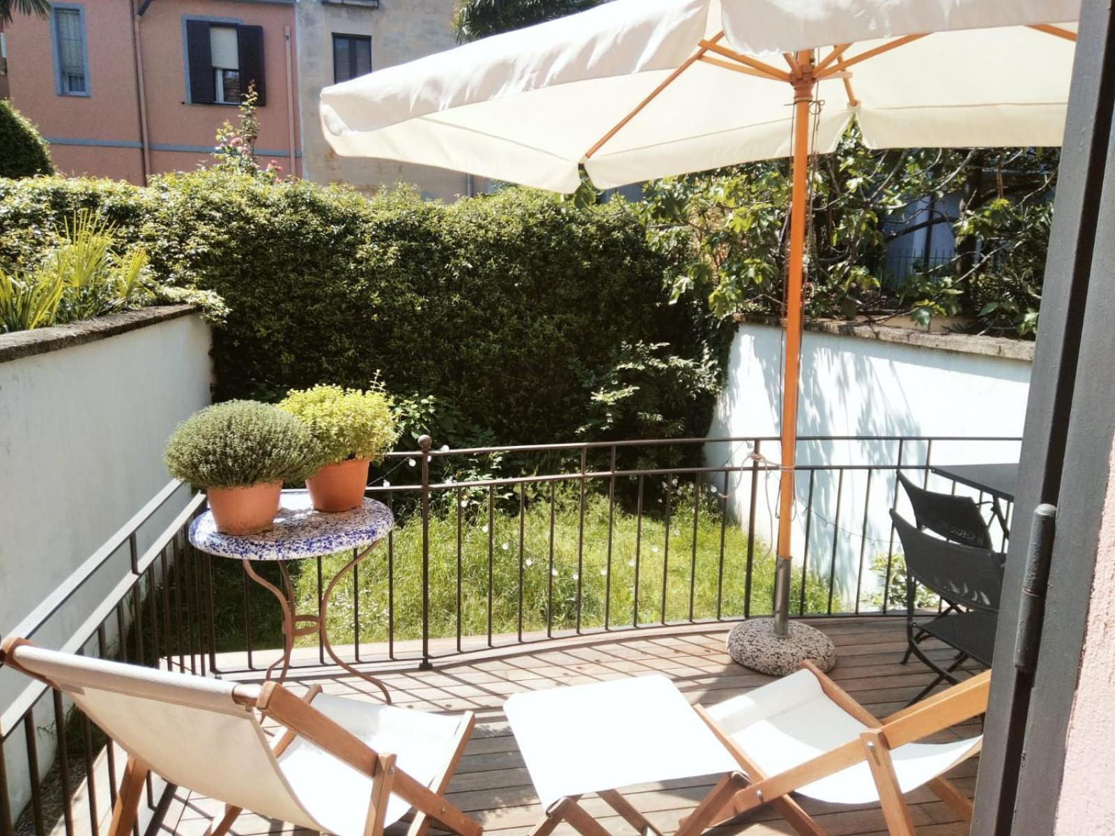 Casa Mari - Free Secure Parking, Breakfast, Private Bathroom, Wifi, Garden, Aircon, 3 Min Walk To Metro And Train Station * Milano